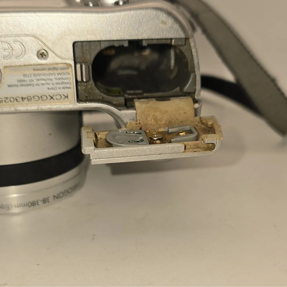 Kodak EasyShare Z710 7.1MP Point & Shoot 10x Optical Zoom Silver & Case NOT WRKG